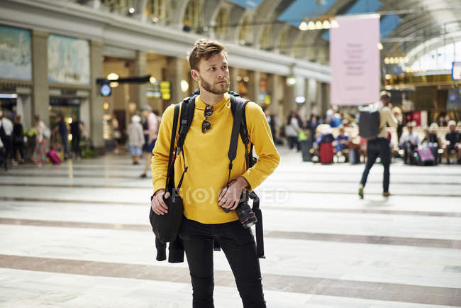 Turista che indossa maglione giallo a Stoccolma Stazione Centrale, Stoccolma, Svezia — Foto stock