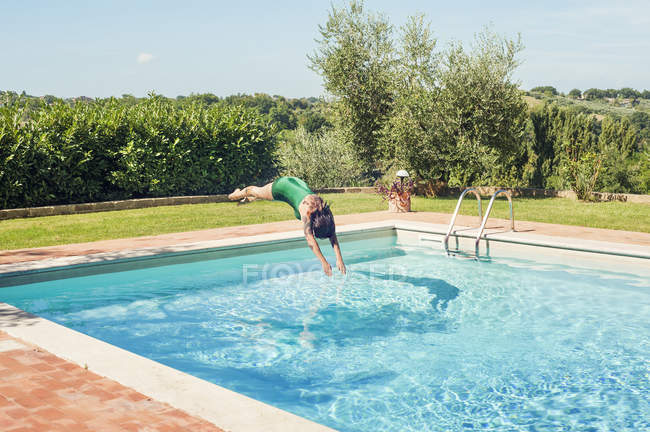 Жінка занурюється в басейн — стокове фото