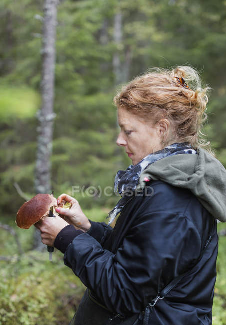Donna che tiene fungo, messa a fuoco selettiva — Foto stock