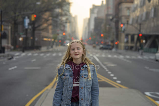 Дівчина-підліток на міській вулиці, вибірковий фокус — стокове фото