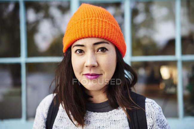 Junge Frau mit orangefarbener Beanie — Stockfoto