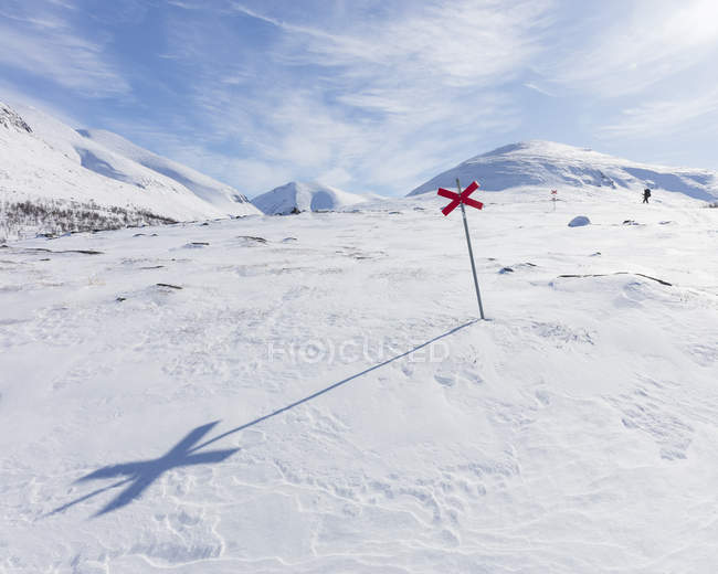 Маркеры в снегу трассы Кунгследен в Лапландии, Швеция — стоковое фото