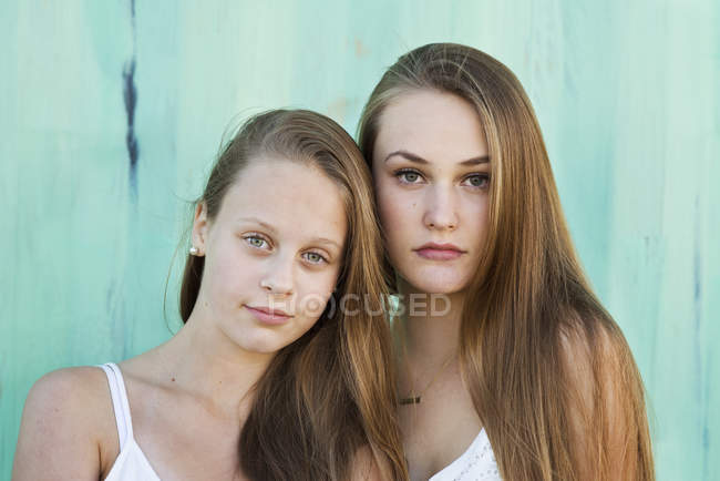 Portrait of sisters, focus on foreground — Stock Photo