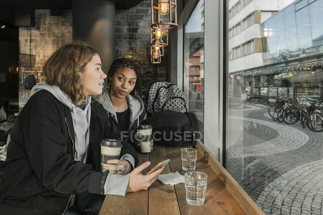 Teenager benutzte Smartphone im Café — Stockfoto