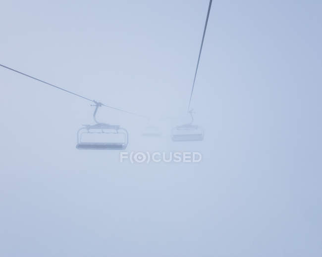 Elevador de esqui no nevoeiro, foco seletivo — Fotografia de Stock