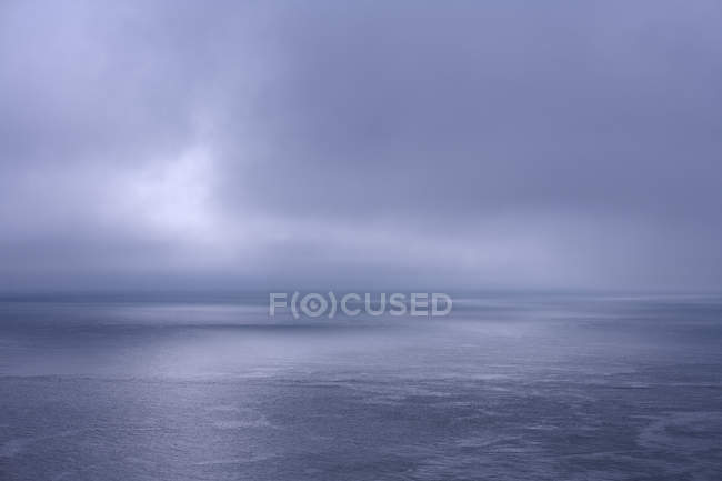 Мальовничий вид на морський пейзаж під похмурим небом — стокове фото