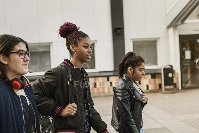 Дівчата-підлітки на пішохідній доріжці, вибірковий фокус — стокове фото