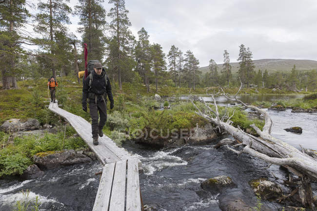 Uomo che cammina sul lungomare sul fiume — Foto stock