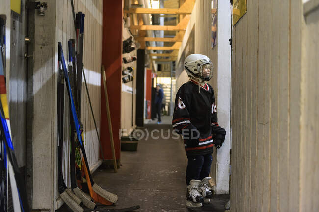 Ragazza in uniforme da hockey su ghiaccio — Foto stock
