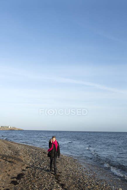 Menina andando na praia, vista de comprimento completo — Fotografia de Stock