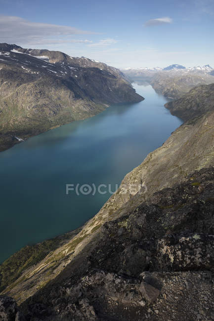Lago Gjende en el parque nacional Jotunheimen, Noruega - foto de stock