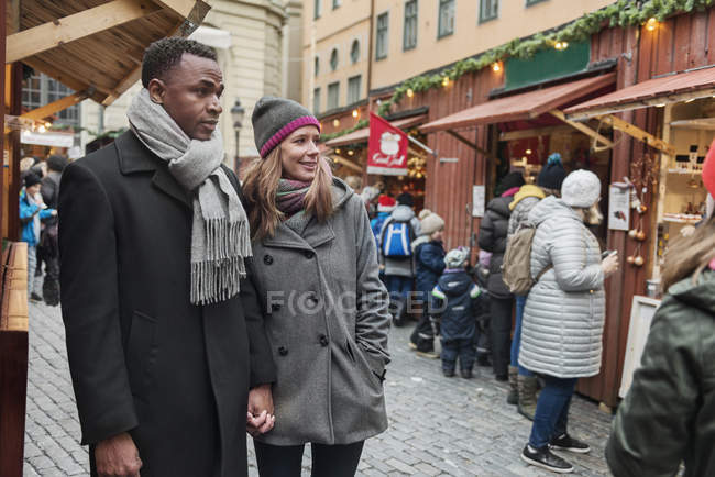 Couple holding hands at market, selective focus — Stock Photo