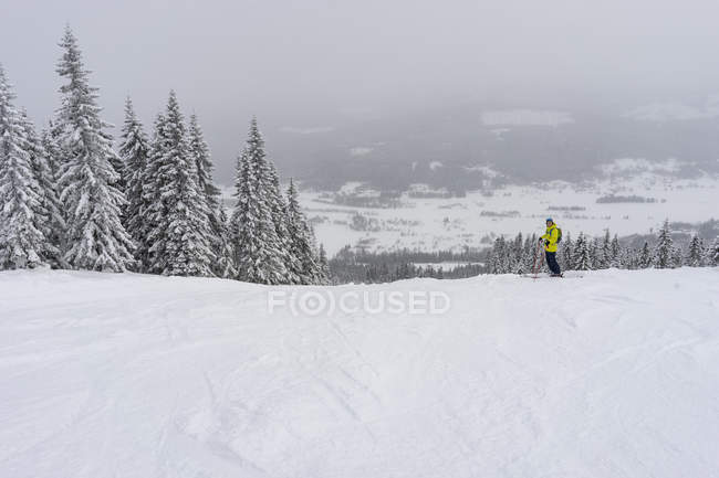 Männer-Skifahren, selektiver Fokus — Stockfoto