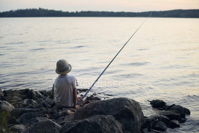 Ragazzo pesca nel lago, focus selettivo — Foto stock