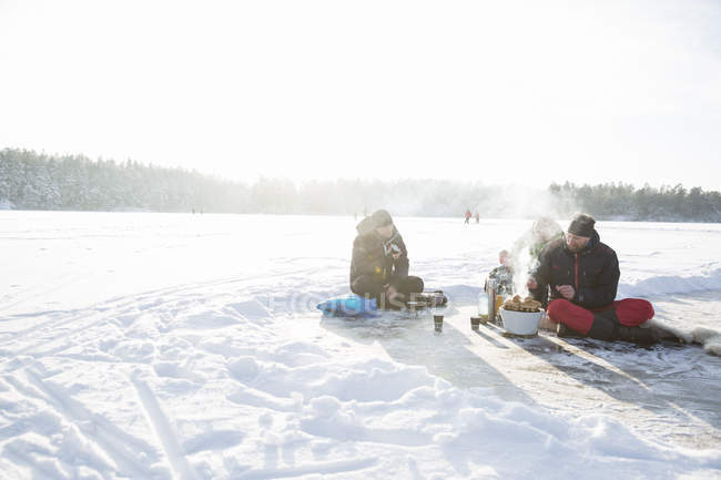 Мальчики и мужчины с барбекю на замёрзшем озере Дранг в Уппланде, Швеция — стоковое фото