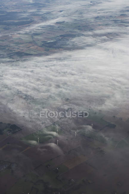 Воздушный обзор полей, селективная фокусировка — стоковое фото