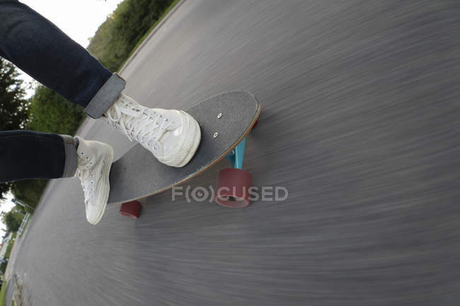 Pieds d'homme skateboard, mise au point sélective — Photo de stock