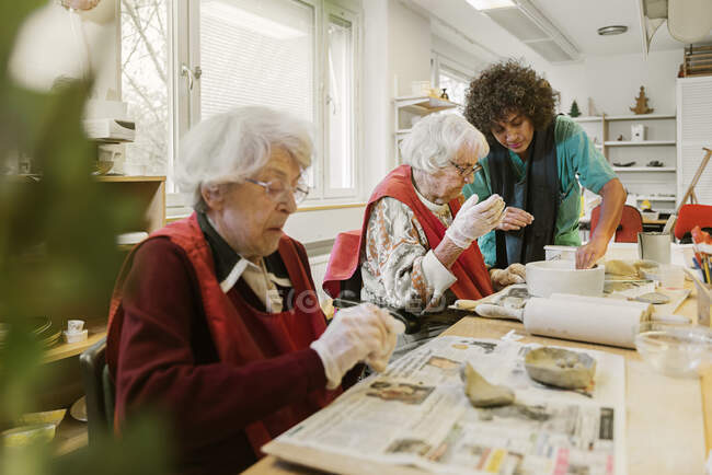 Senior women making pottery in nursing home — Stock Photo