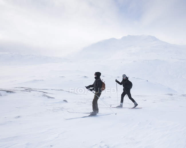 Мужчины катаются на лыжах, избирательный фокус — стоковое фото