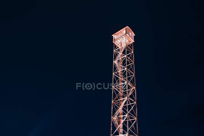 Vue à angle bas de la tour de garde la nuit — Photo de stock