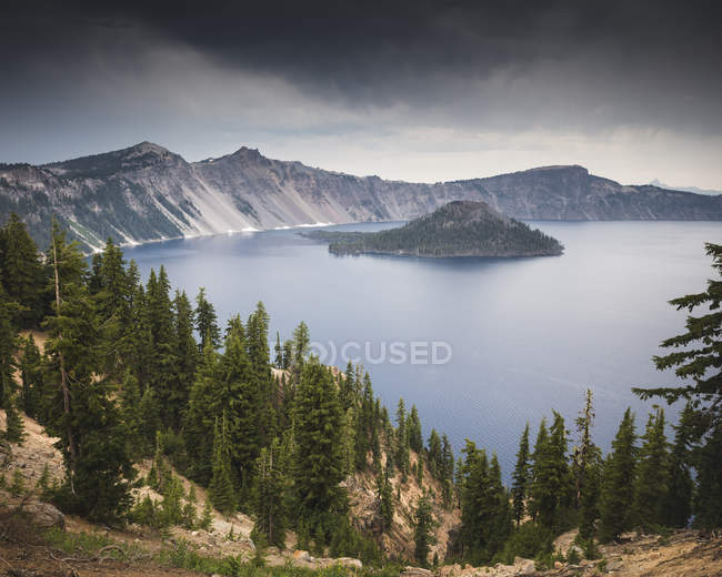 Scenic view of Crater Lake National Park in Oregon — Stock Photo