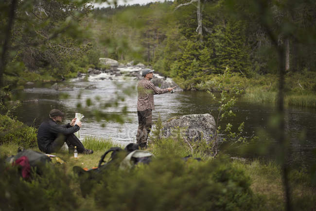 La pesca dell'uomo nel fiume, focus selettivo — Foto stock