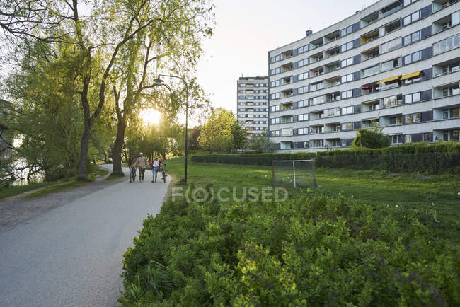 Park by apartment building at sunset in Stockholm, Sweden — Stock Photo