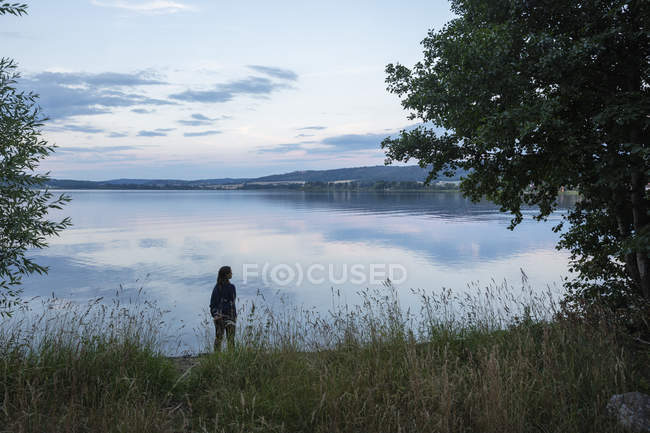 Femme debout près du lac Landsjon, Suède — Photo de stock