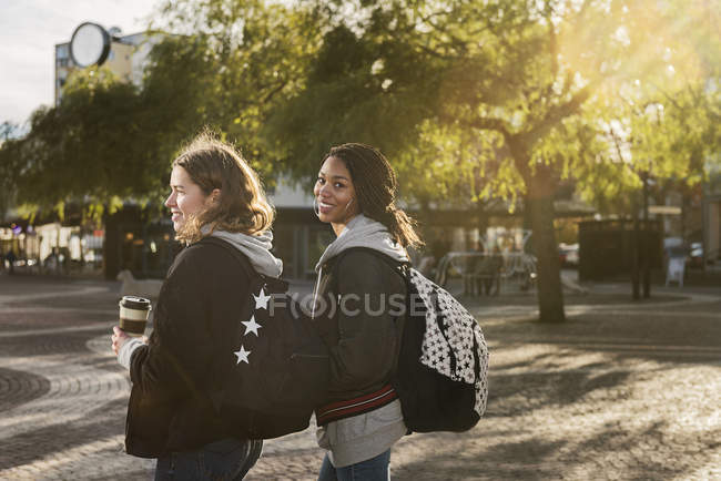 Les adolescentes portant des sacs à dos, foyer sélectif — Photo de stock