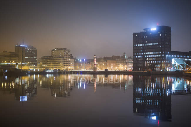 Malmö leuchtturm in schweden bei nacht — Stockfoto