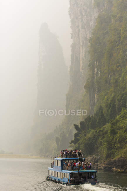 Personas que viajan en ferry, China - foto de stock
