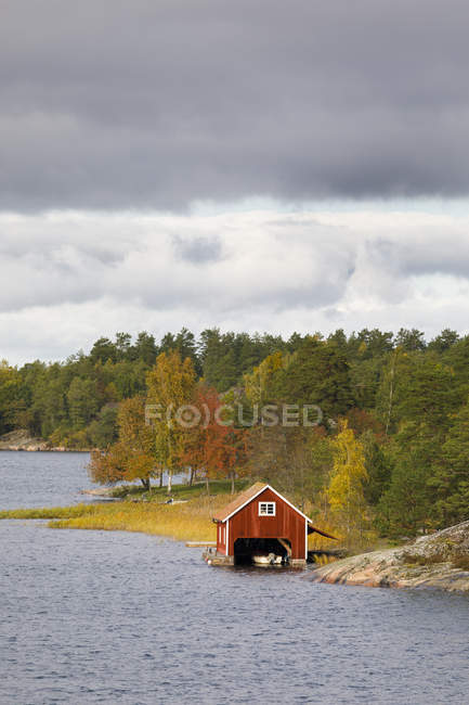 Hangar à bateaux sur l'archipel de St Anna, Suède — Photo de stock