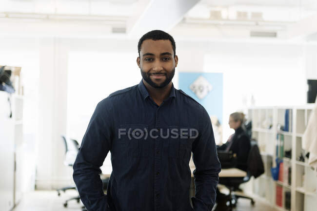 Портрет бізнесмена в офісі — стокове фото
