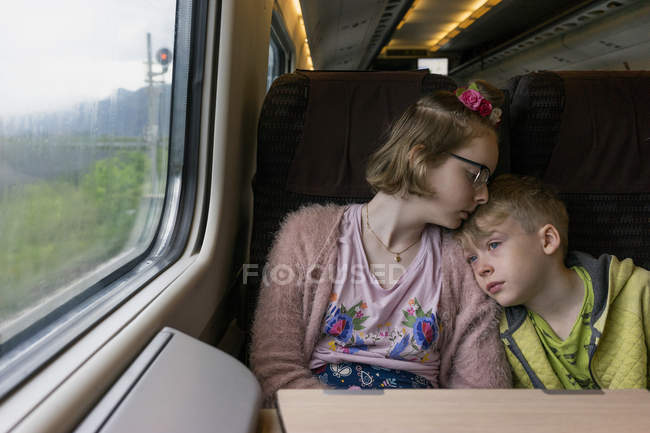 Boy and girl en tren, enfoque selectivo - foto de stock