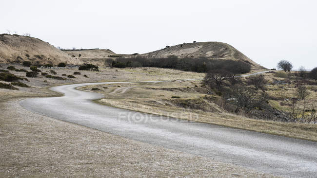 Curva de estrada rural, foco seletivo — Fotografia de Stock