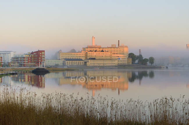 Edifícios no Lago Hammarby ao pôr do sol — Fotografia de Stock