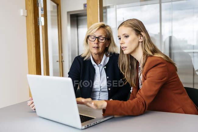 Donne d'affari con computer portatile, concentrarsi sul primo piano — Foto stock