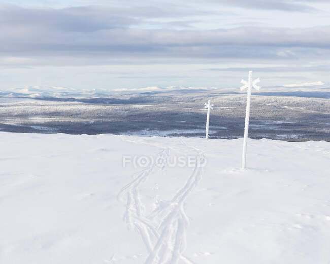 Marcadores en nieve en las hermosas montañas cubiertas de nieve, vistas de gran angular. - foto de stock