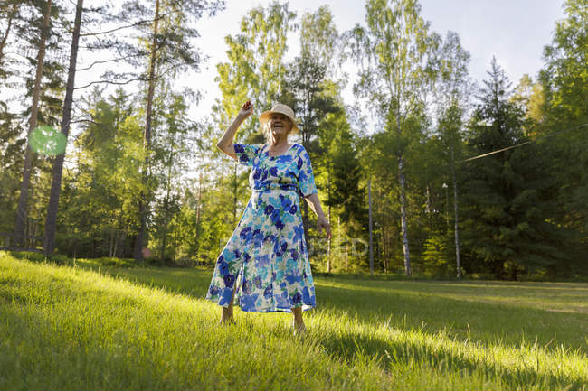 Старша жінка танцює в полі — стокове фото