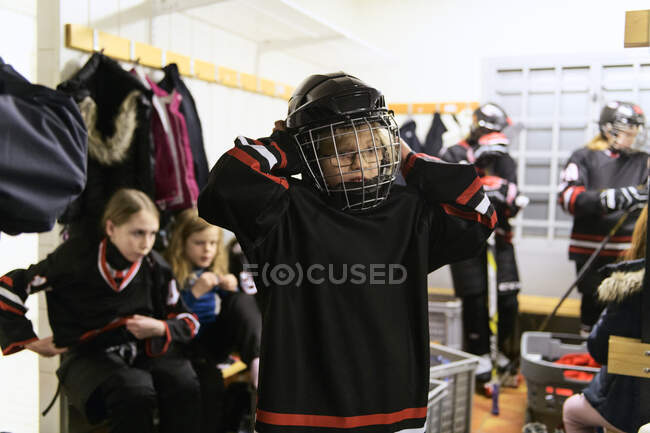 Girls in changing room preparing for ice hockey training — Stock Photo