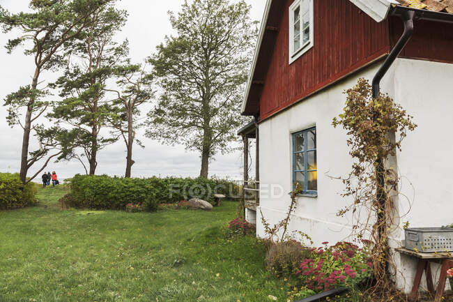 Vista lateral da casa branca no campo — Fotografia de Stock