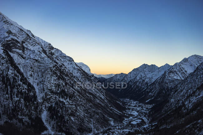 Montanhas cobertas de neve ao pôr do sol, foco seletivo — Fotografia de Stock