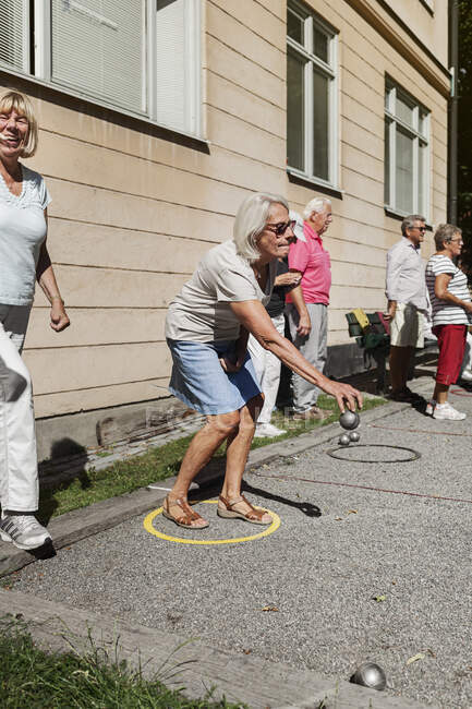 Senior people playing petanque outdoors — Stock Photo