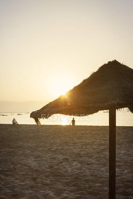 Зонтик на пляже на закате в Кабо-Верде — стоковое фото