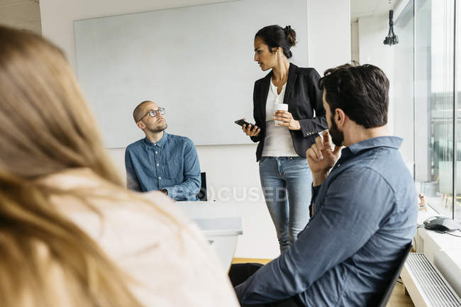 Geschäftsleute bei Besprechung im Konferenzraum — Stockfoto