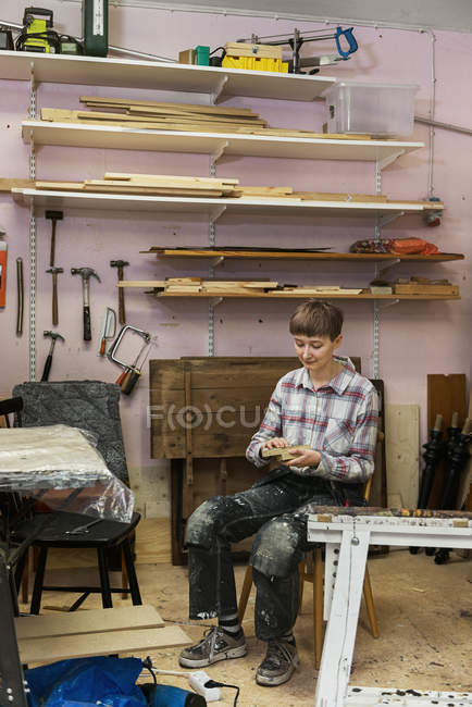 Carpinteiro em oficina, foco seletivo — Fotografia de Stock