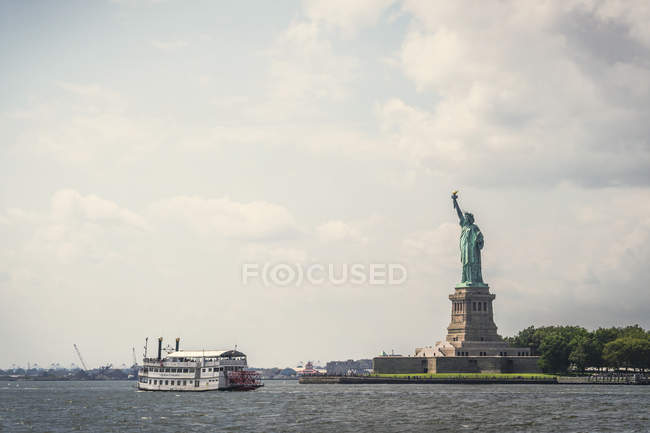 Statue of Liberty seen from harbor — Stock Photo