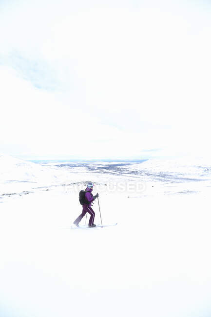 Женские лыжные гонки в заснеженных горах — стоковое фото