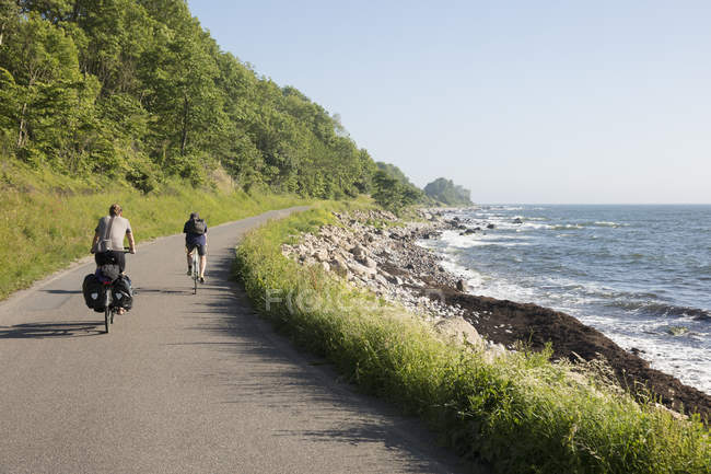 Велосипедисти на сільській дорозі, вибірковий фокус — стокове фото