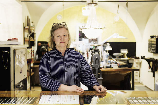 Retrato de ourives no balcão da loja — Fotografia de Stock